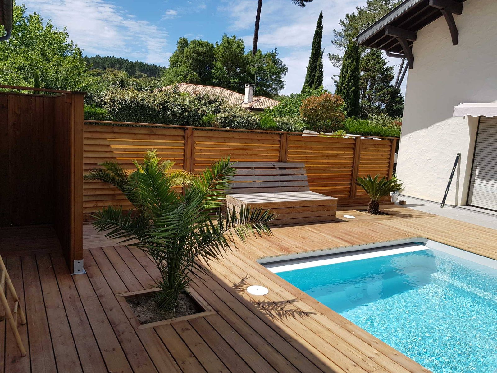 Piscine entourée d'un jardin paysager à Bordeaux Métropole
